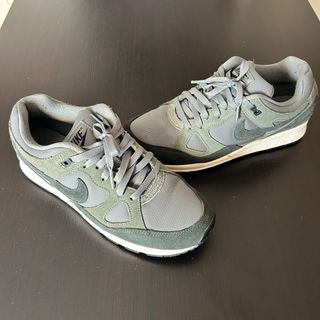 Zapatillas Nike grises y verde oliva