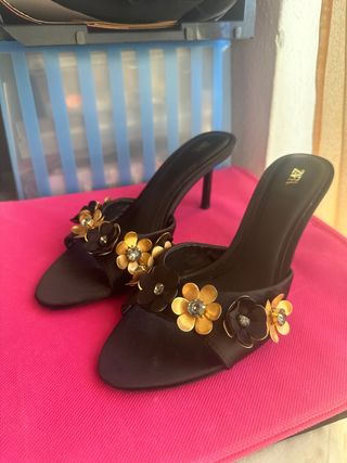 Zapatos de tacón Zara negros con flores