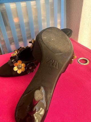 Zapatos de tacón Zara negros con flores