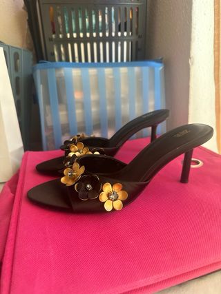 Zapatos de tacón Zara negros con flores