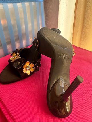 Zapatos de tacón Zara negros con flores