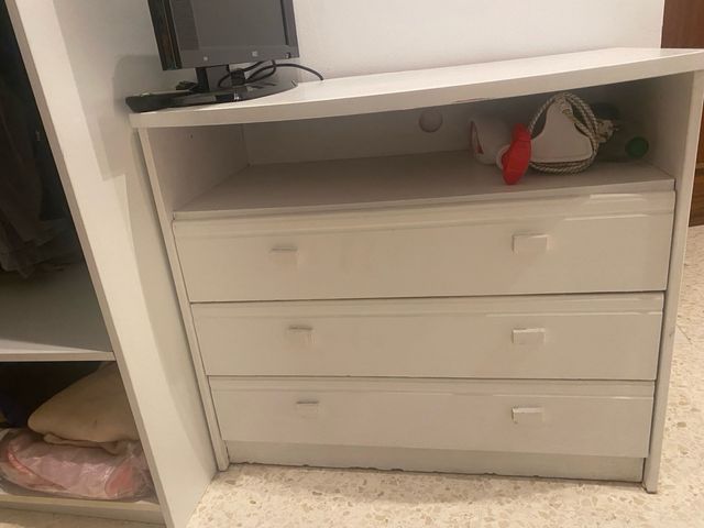 Comodino bianco
cassettiera bianca 
credenza