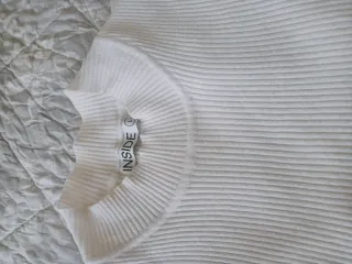 Jersey de mujer blanco.