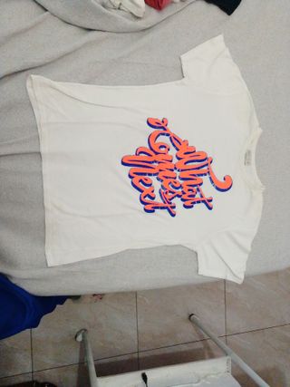 Camiseta blanca con estampado