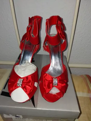 Zapatos de fiesta rojos y plateados