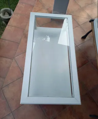 Tavolino bianco con piano in vetro