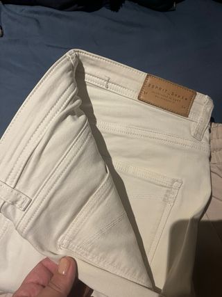 Pantalones beige(2) y uno blanco
