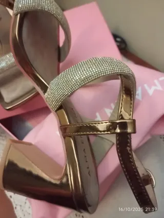 Sandalias Alma en Pena doradas con pedrería