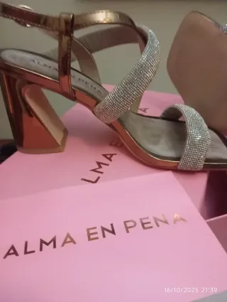 Sandalias Alma en Pena doradas con pedrería