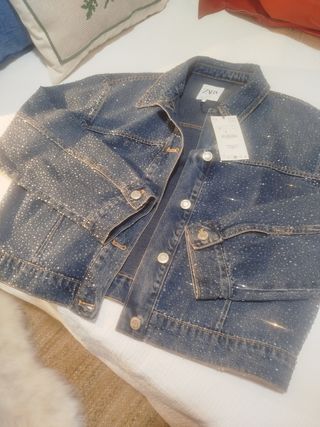 Cazadora vaquera Zara con pedrería Talla M

