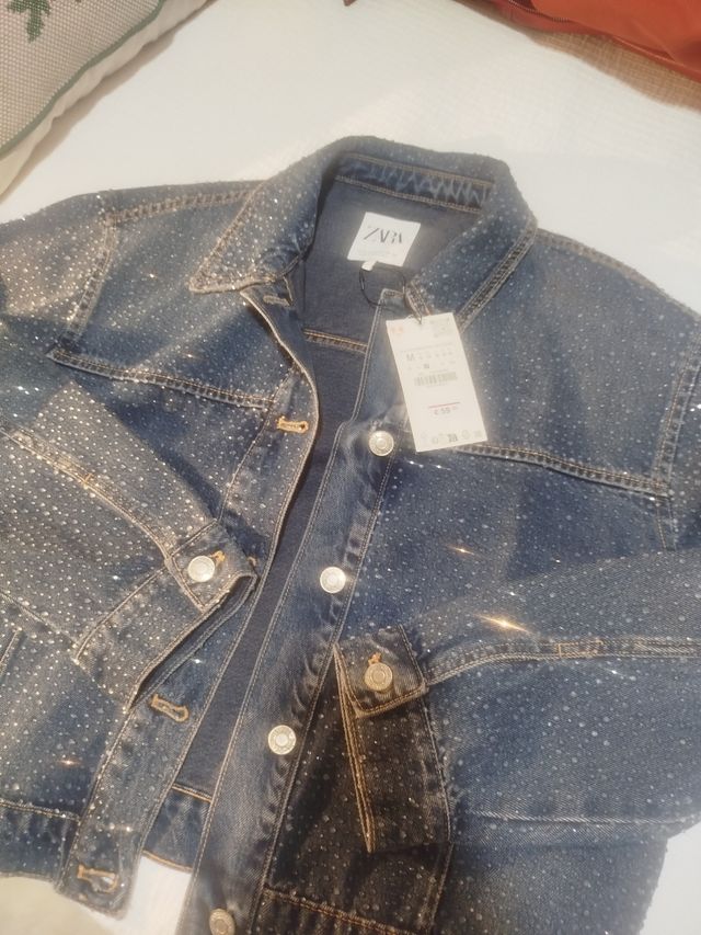 Cazadora vaquera Zara con pedrería Talla M

