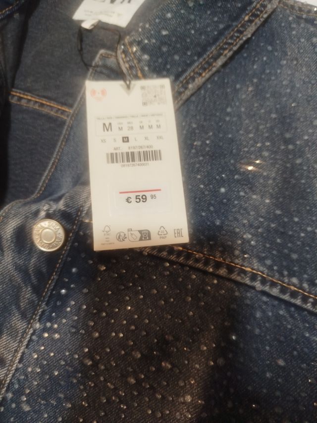Cazadora vaquera Zara con pedrería Talla M


