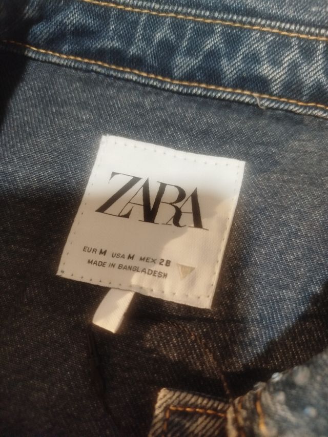 Cazadora vaquera Zara con pedrería Talla M

