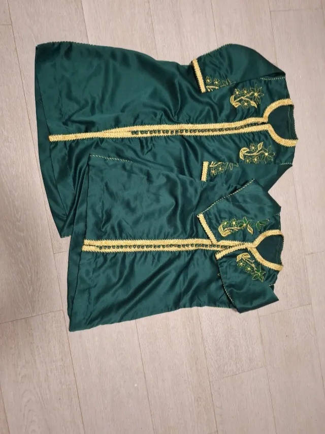 Caftán niña verde con bordado dorado