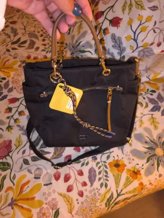 Bolso negro con asa y correa