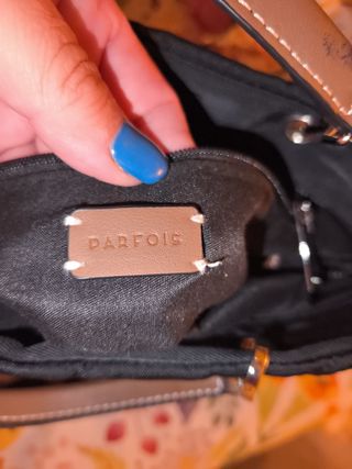 Bolso negro con asa y correa