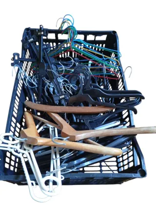 Lote 70 Perchas Variadas Plástico/Metal/Madera