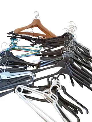 Lote 70 Perchas Variadas Plástico/Metal/Madera