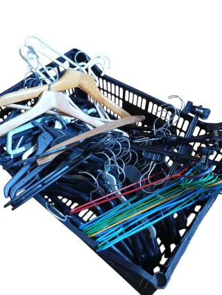 Lote 70 Perchas Variadas Plástico/Metal/Madera