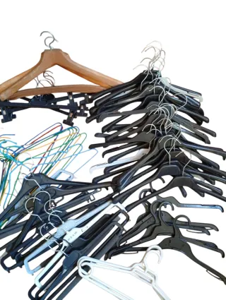 Lote 70 Perchas Variadas Plástico/Metal/Madera