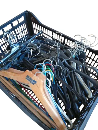 Lote 70 Perchas Variadas Plástico/Metal/Madera