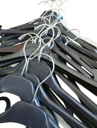 Lote 70 Perchas Variadas Plástico/Metal/Madera