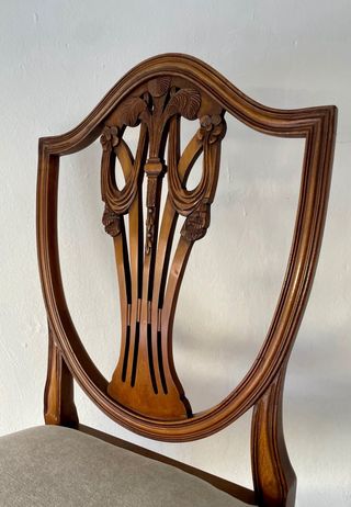 Silla de madera con asiento tapizado beige
