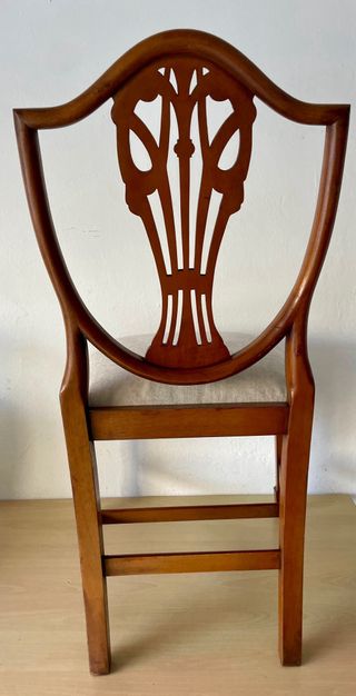 Silla de madera con asiento tapizado beige