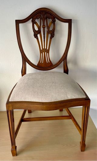 Silla de madera con asiento tapizado beige