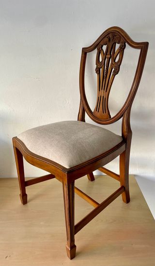 Silla de madera con asiento tapizado beige