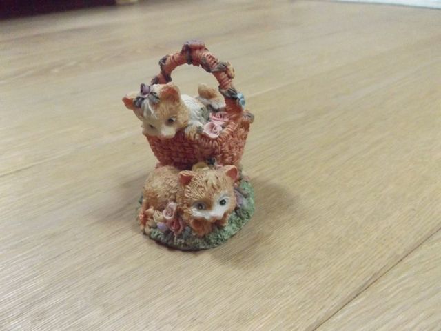 Soprammobile con 2 gattini in cestino