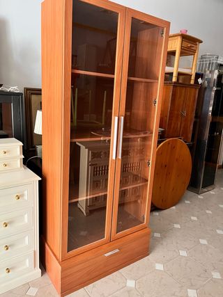Mueble vitrina madera y cristal