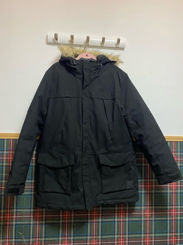 Abrigo parka negro con capucha