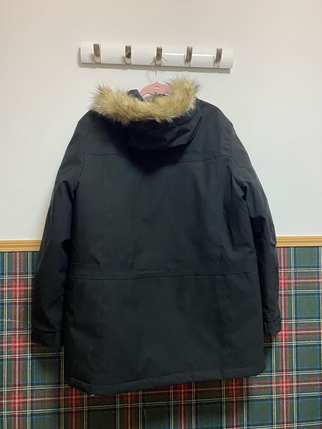 Abrigo parka negro con capucha