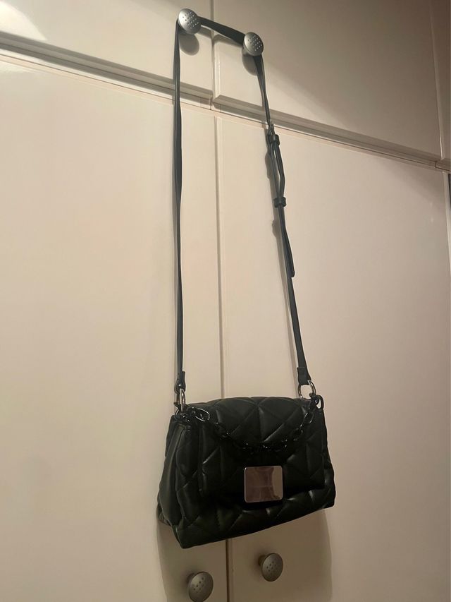 Bolso Parfois negro acolchado cadena