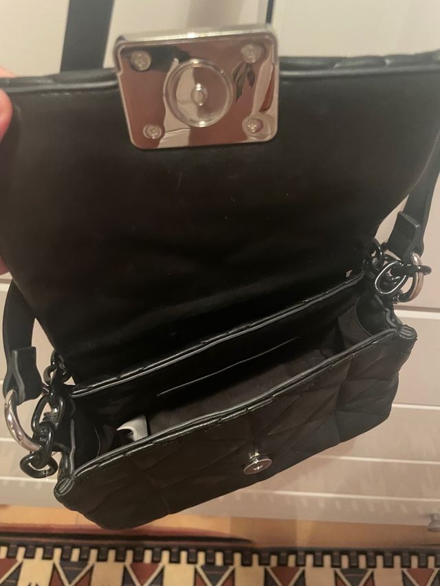 Bolso Parfois negro acolchado cadena