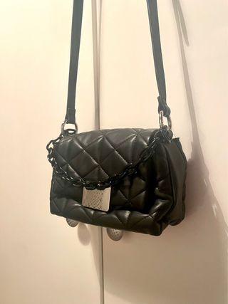 Bolso Parfois negro acolchado cadena