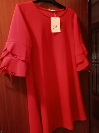 Vestido rojo con volantes en la manga