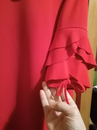 Vestido rojo con volantes en la manga