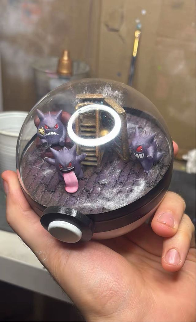 Pokeball terrario stampata in 3d e dipinta a mano