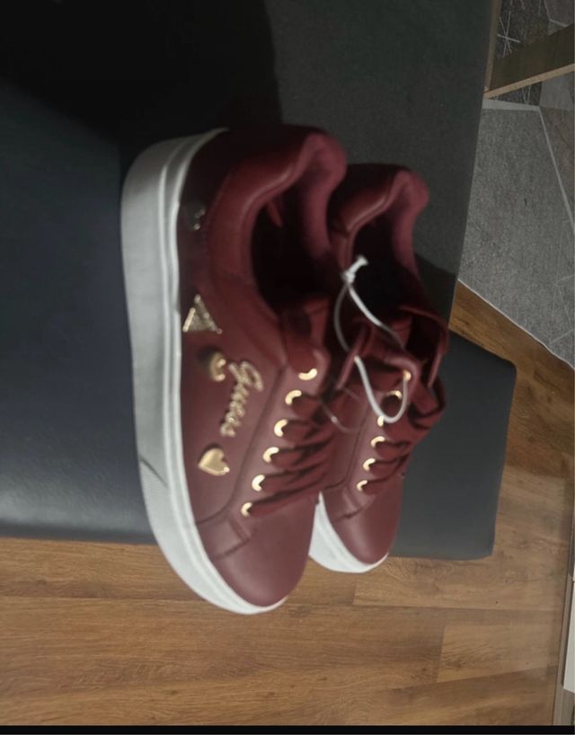 Zapatillas Guess Rojas y Doradas