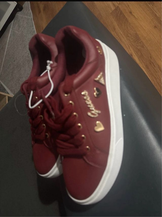 Zapatillas Guess Rojas y Doradas