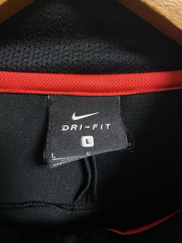 Chaqueta Nike Negra y Roja