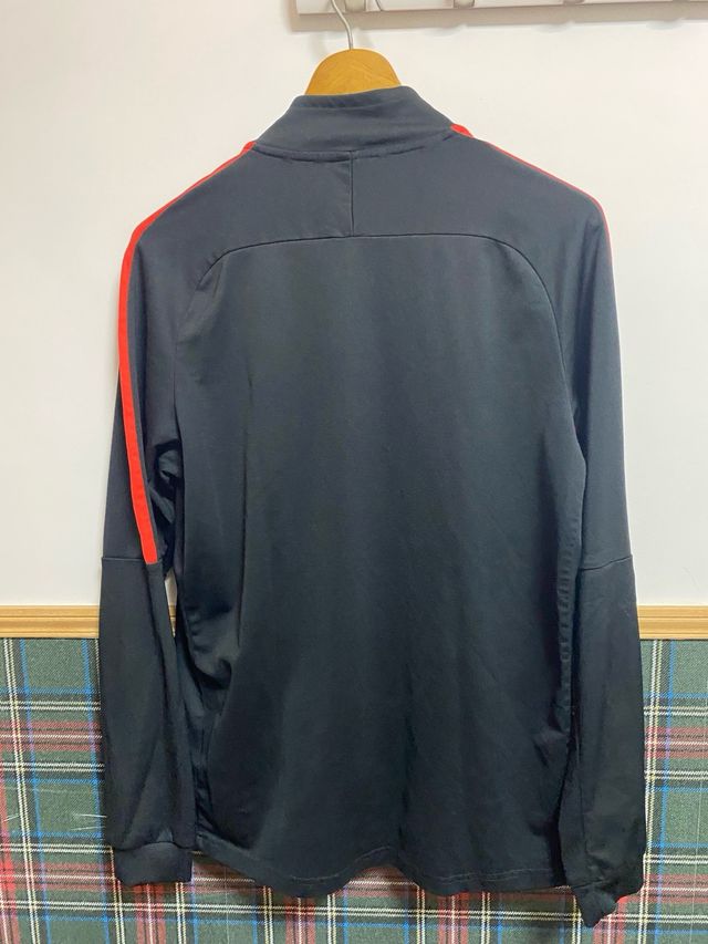 Chaqueta Nike Negra y Roja