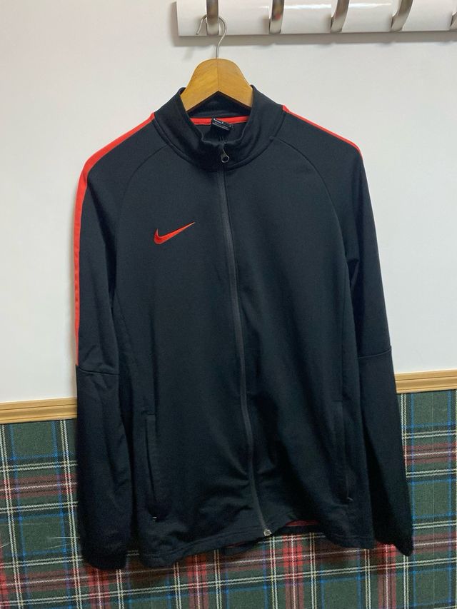 Chaqueta Nike Negra y Roja