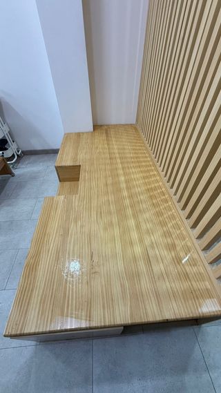 Tarima de madera barnizada para pedicura