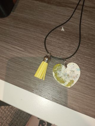 Collar corazón con borla amarilla