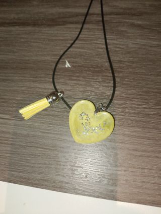 Collar corazón con borla amarilla
