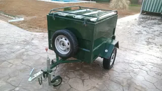 Remolque verde con rueda de repuesto