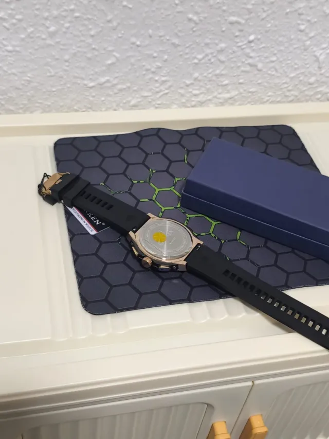 Reloj CURREN Hombre Negro y Dorado